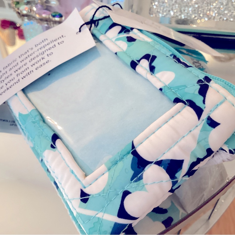 Very pretty ID small wallet case great for travel